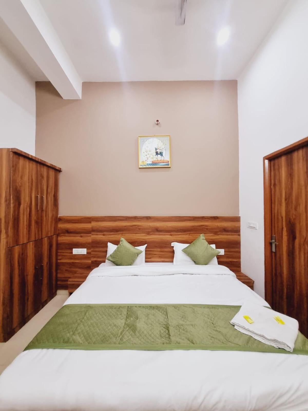 Hotel Spiritual Land - Behind Prem Mandir- By Shreemukund Vrindāvan المظهر الخارجي الصورة