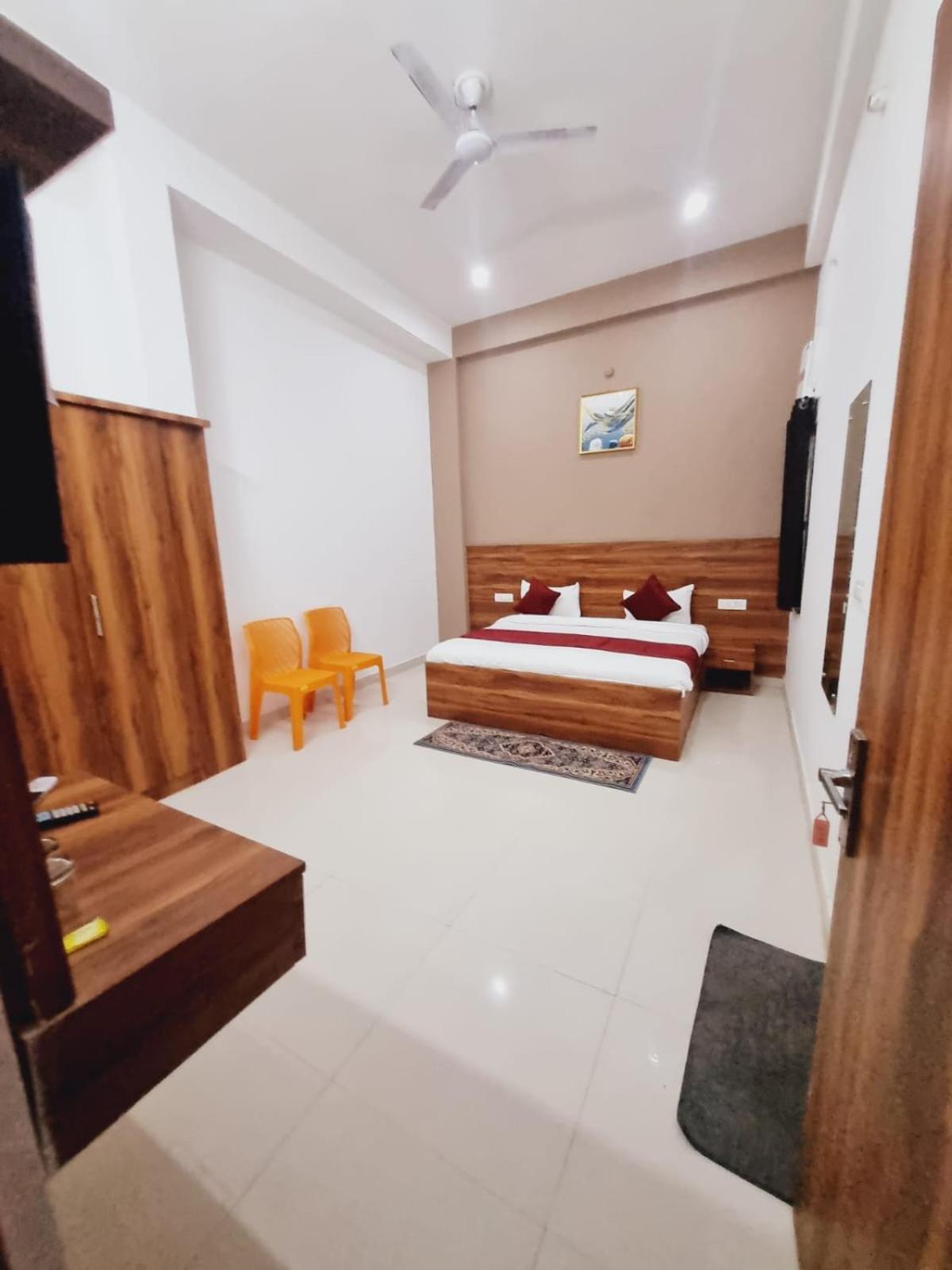Hotel Spiritual Land - Behind Prem Mandir- By Shreemukund Vrindāvan المظهر الخارجي الصورة